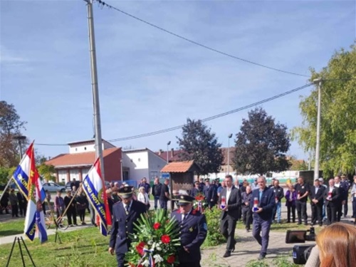 Pripadnici Hrvatskih obrambenih snaga u iskopanom rovu u Bogdanovcima kraj Vukovara (kolovoz - studeni 1991. godine)